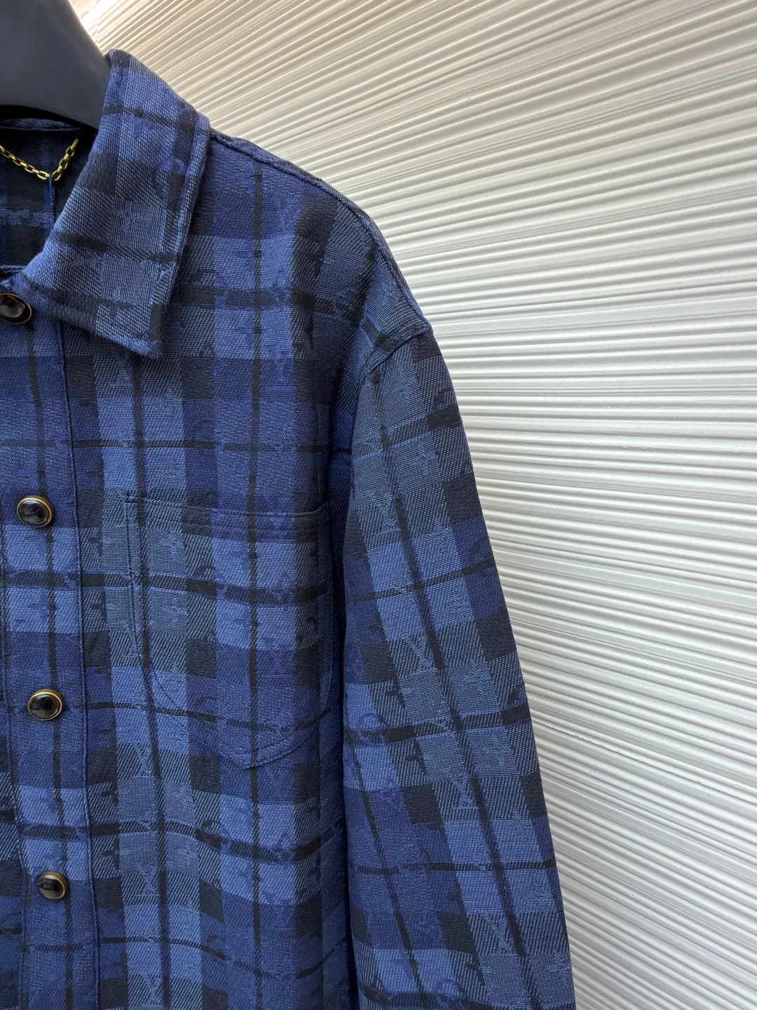 LOUIS VUITTON plaid denim jacket-style shirt ●Original version: 23479 purchase and development ●Item number: 1682070-B40 ●Material: cotton fabric ●Technology: jacquard production ●Color: blue ●Version: fitted version ●Weight: about 2070 grams ●Size: S-M-L-XL ●Description: This denim jacket-style shirt adopts dark and light tones to highlight Monogram and the elegant strokes of plaid jacquard. Interior and exterior chest pockets add a touch of style, and an embossed leather label sits at the back. Regular fit 85% cotton, 15% polyester, logo jacquard Shirt collar Pearlescent buttons. Patch pocket on chest, interior pocket on right side, side pockets. Logo patch on rear. The overall wiring is straight and delicate, the fabric is comfortable and soft, and the color is consistent without color difference. It can be matched with the same style to create a fashionable look and control various occasions. Customized accessories, complete with three standards, same style for men and women!